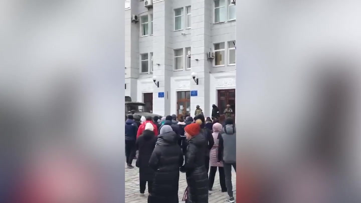 Ukrainians chant ‘Putin is a d***head’ at Russian forces occupying Berdyansk building | News