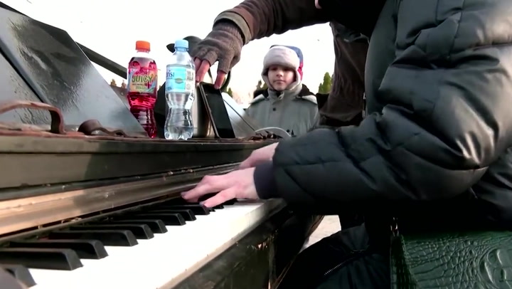 Pianoman serenades Ukranian refugees at Poland border | News