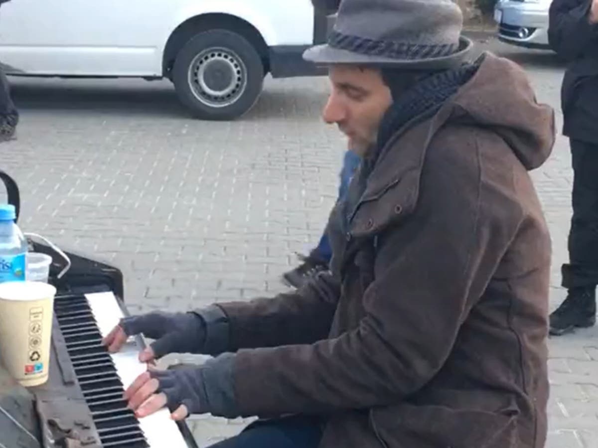 Ukrainians arriving at the Polish border serenaded by ‘Piano Man’ Davide Martello