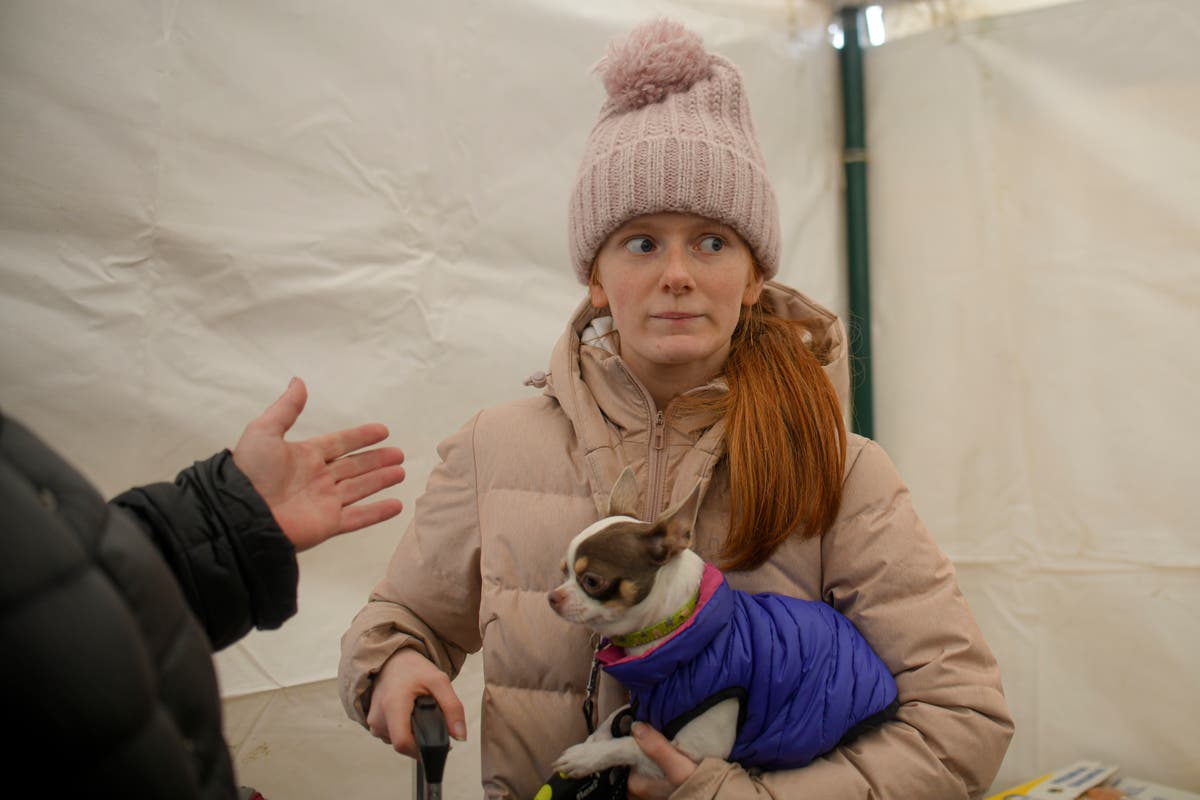 Refugees fleeing Ukraine grab documents, pets, some photos