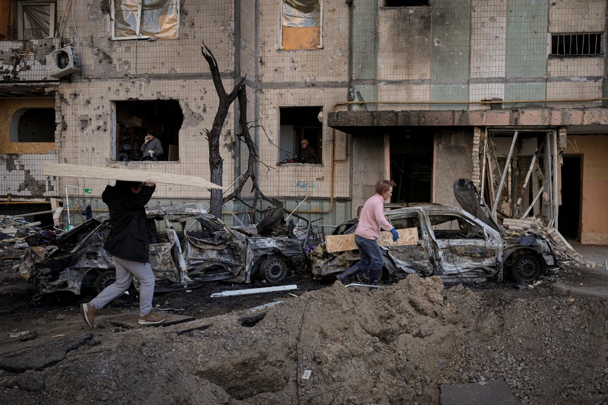 Civilians fleeing Mariupol describe street-to-street battles