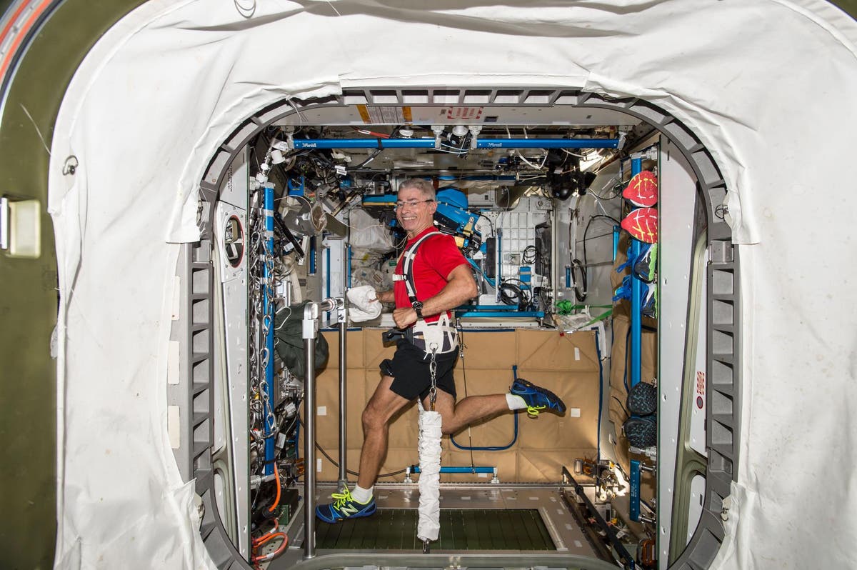 Nasa astronaut Mark Vande Hei ties US record for consecutive days in space