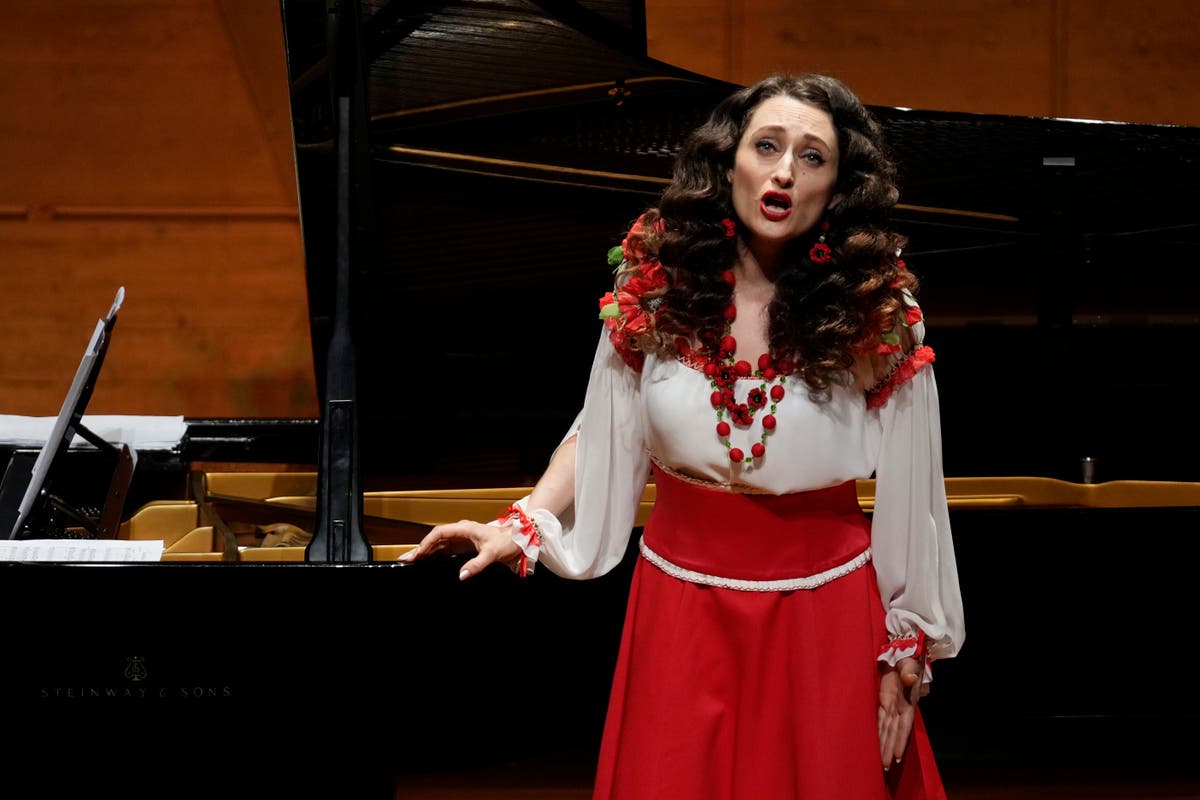 Ukrainian opera singer in Japan prays for peace in melody