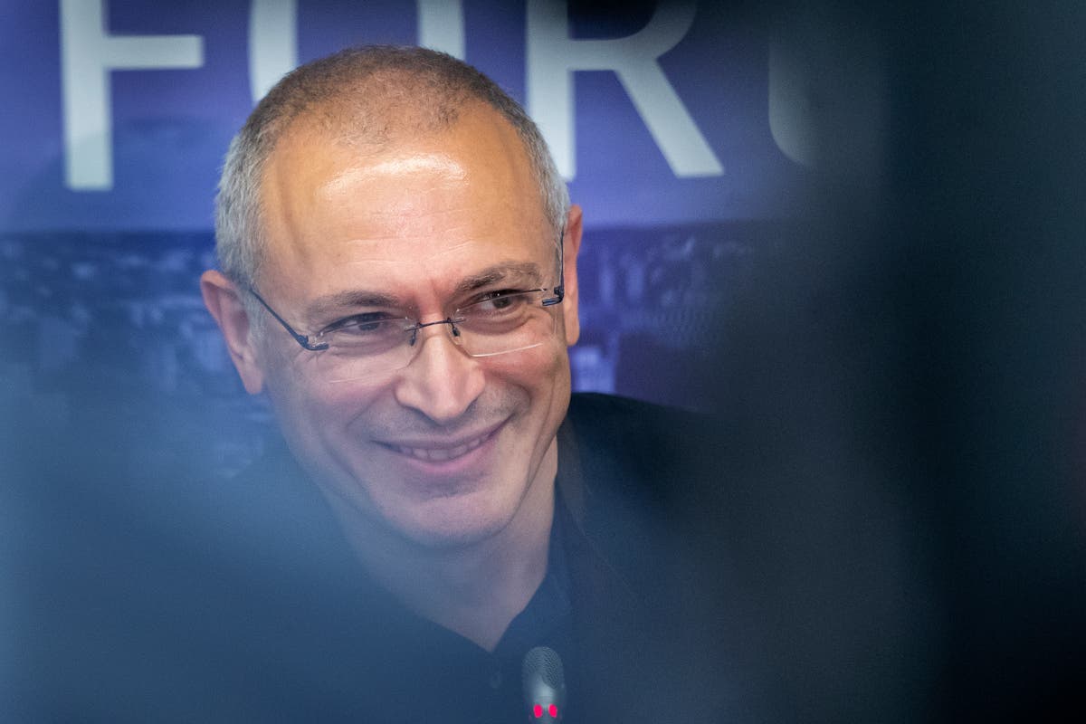 Exiled oligarch Mikhail Khodorkovsky calls on other Russian tycoons to break with Putin