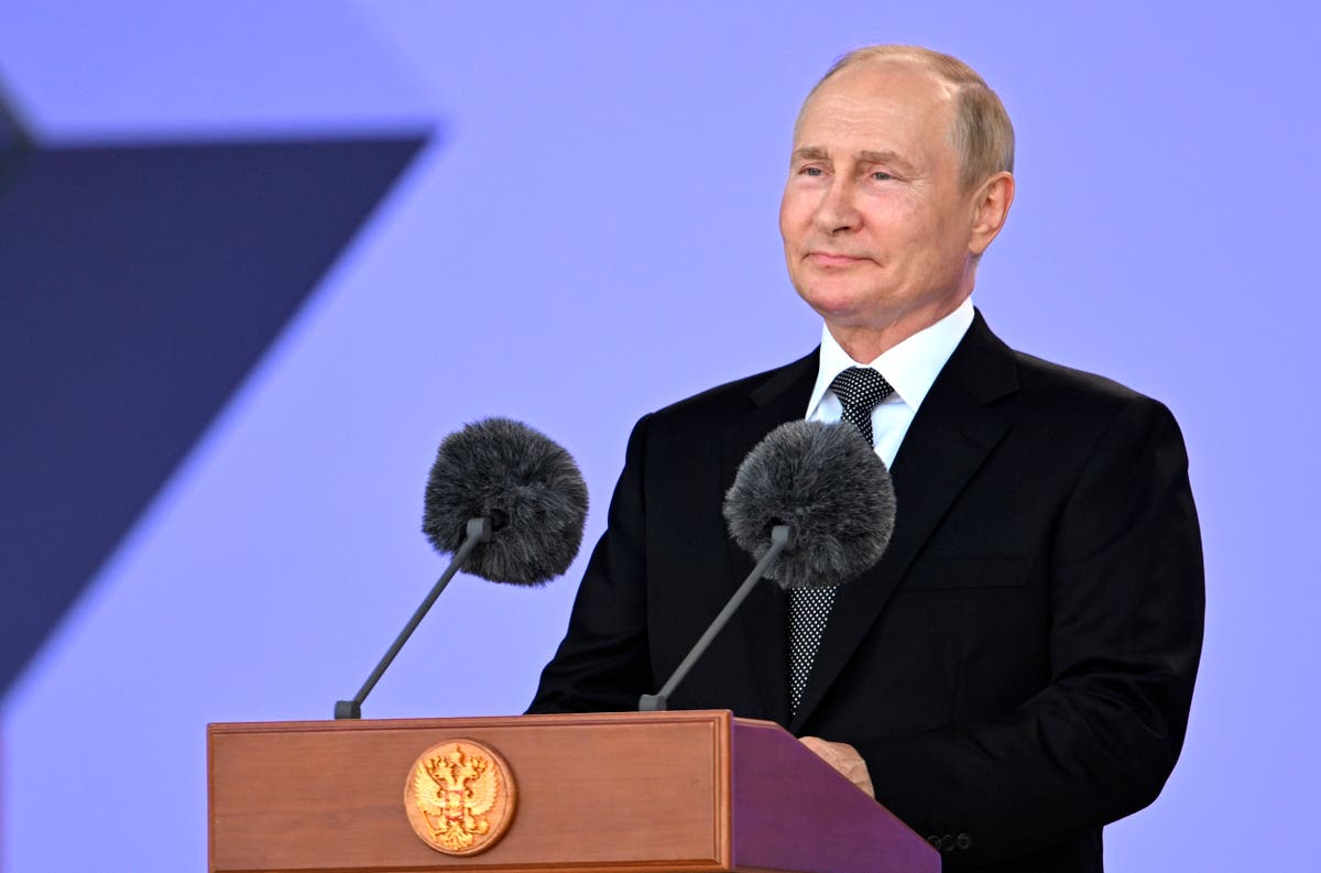 Vladimir Putin is losing information war in Ukraine, says UK spy chief