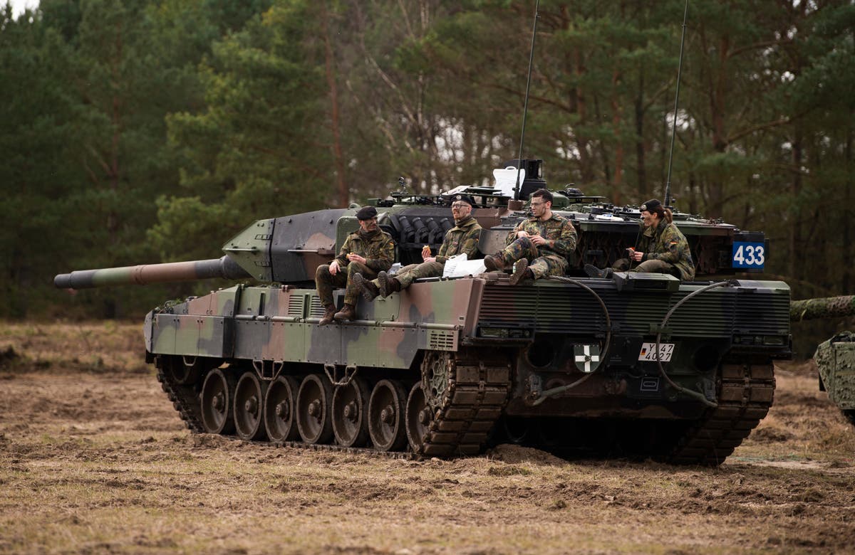 German FM urges swift decision on tank delivery to Ukraine