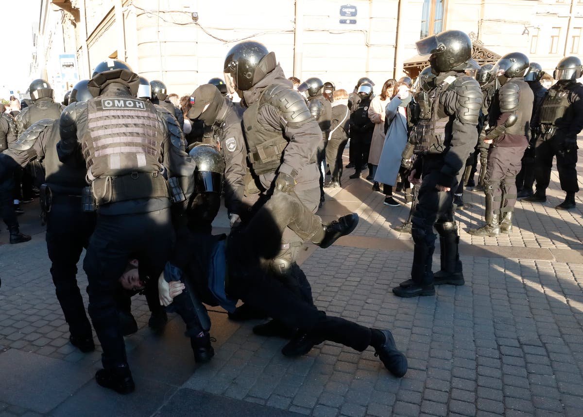 Children among hundreds arrested in Russia after second wave of anti-war protests