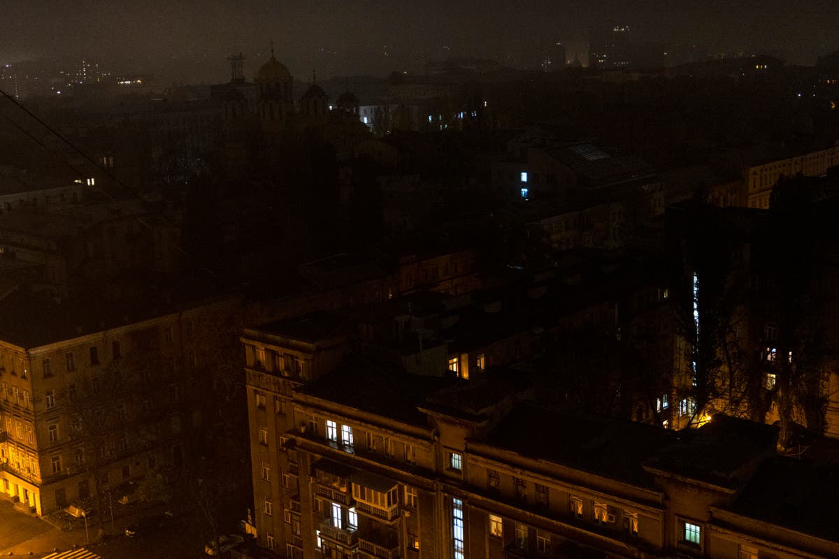 Ukraine news – live: Russia ‘completes’ Kherson evacuation as Kyiv braces for more blackouts