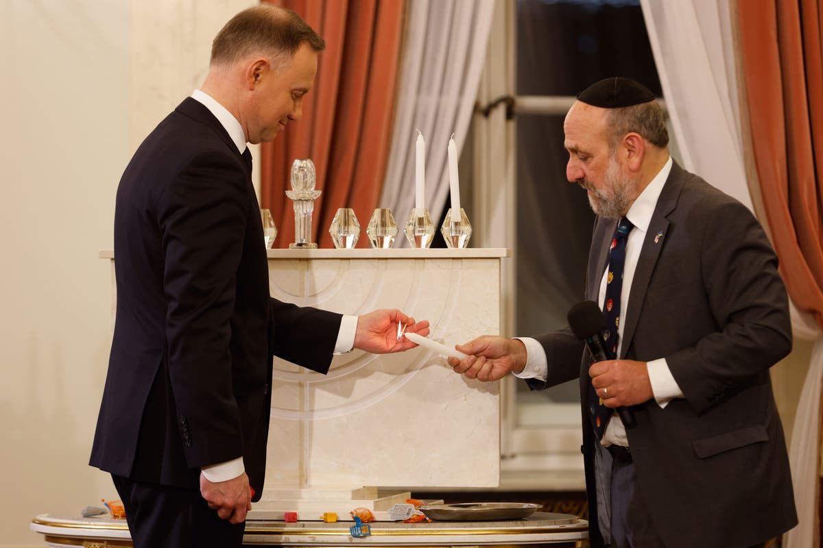 Polish leader at Hanukkah thanks Jews for aiding Ukrainians