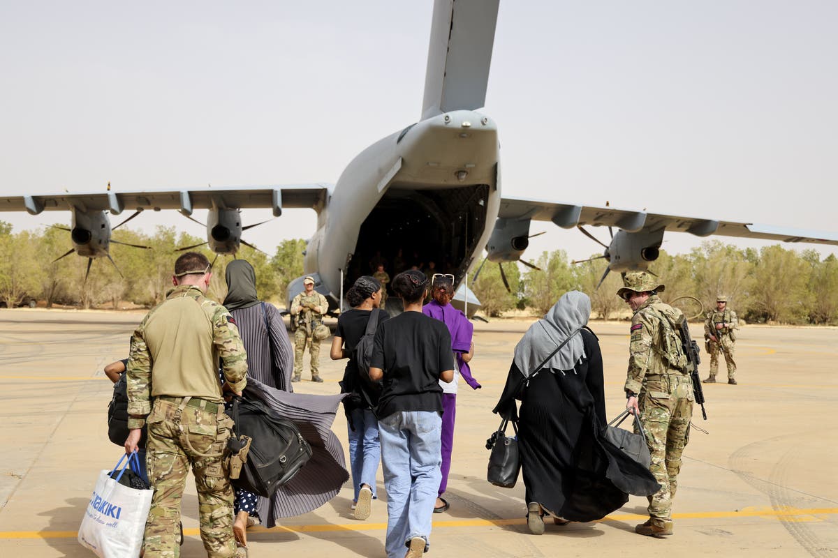 Sudan news live: Evacuation flights ‘potentially impossible’ if war fighting resumes when ceasefire ends, UK warns