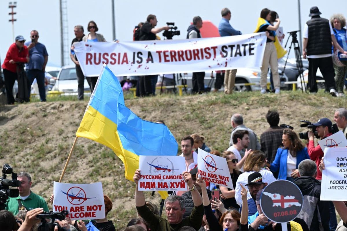 Russia branded ‘terrorist state’ by anti-Ukraine war prostestors as flights with Georgia resume