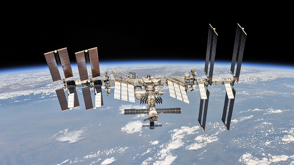 Nasa temporarily loses contact with ISS and is forced to use backup systems for first time ever