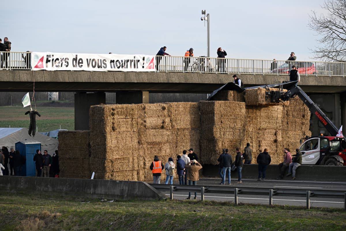 Thousands of French farmers ‘lay siege’ to Paris as they block key motorways in pay dispute